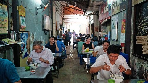 Con ngách nhỏ thiếu ánh sáng nối giữa phố đi bộ Nguyễn Huệ và đường Đồng Khởi (quận 1) cứ đến giờ cơm trưa là trở nên nhộn nhịp Ảnh: Di Vỹ