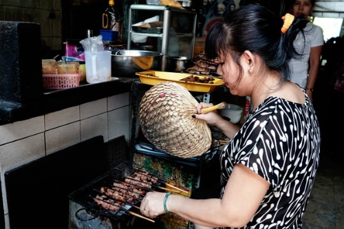 Thịt được nướng liên tục trên bếp nên khi ăn cảm thấy ngon hơn Ảnh: Di Vỹ