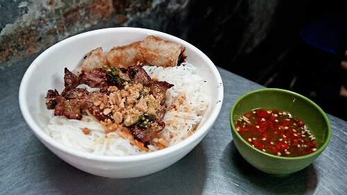 Thịt được nướng chín tới đậm đà, nước mắm cực ngon nên quán luôn rất đông khách Ảnh: Di Vỹ