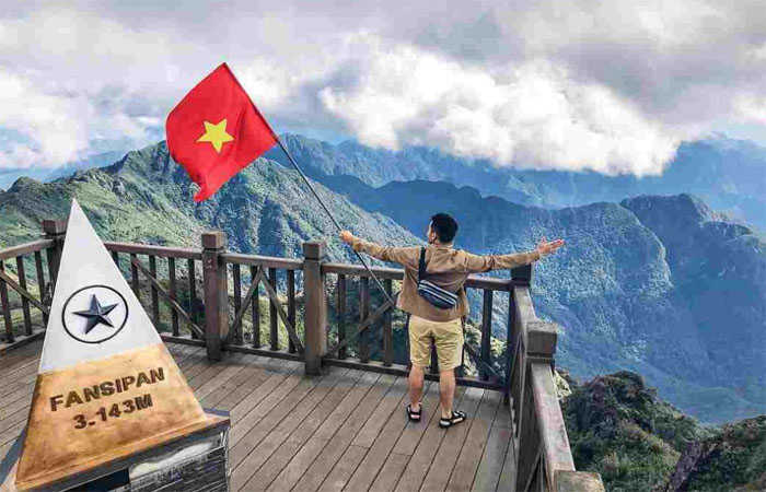 8. Chinh phục Đỉnh Fansipan - nóc nhà của Đông Dương (cách thị trấn khoảng 9 km)