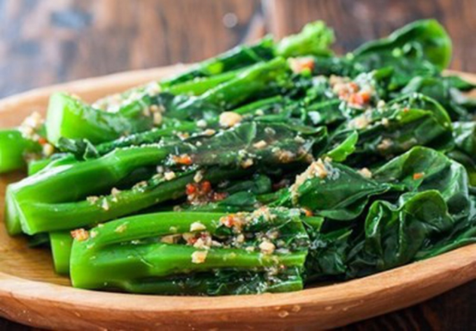 Sapa là xứ lạnh nên đặc sản của vùng đất này là các loại rau đặc trưng vùng ôn đới như súp lơ trắng, hoa lơ xanh, củ cải đỏ, su su...