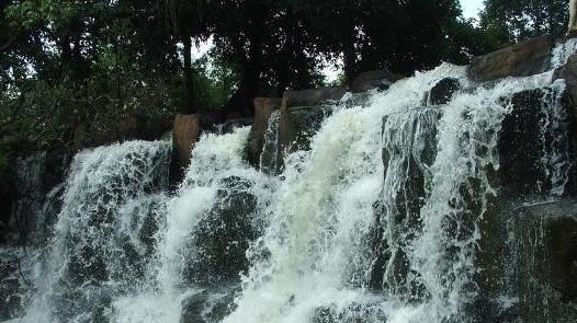 Dòng thác Đứng ẩn mình trong màu xanh cây lá