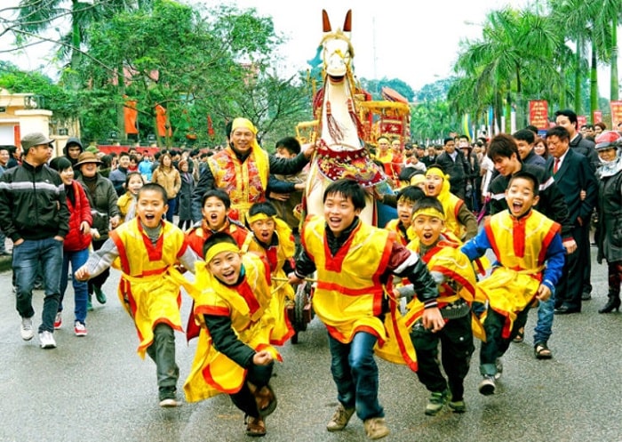 Lễ rước kiệu trong hội Lim