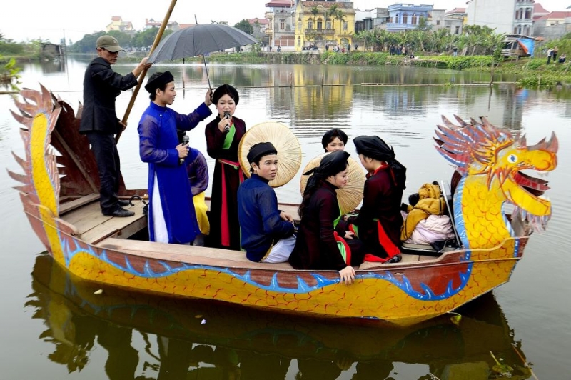 Hát quan họ trên thuyền rồng (Ảnh: Vietnammoi)