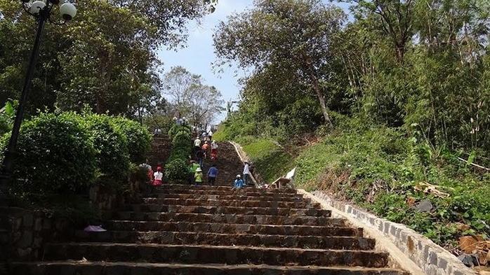Những bậc thang dẫn lên núi Bà Rá - Ảnh: Sưu tầm