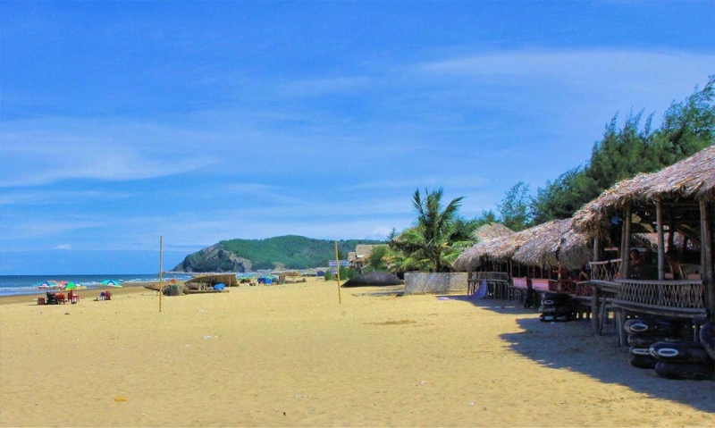 Bãi biển đẹp nguyên sơ, nước trong xanh, sóng hiền hòa