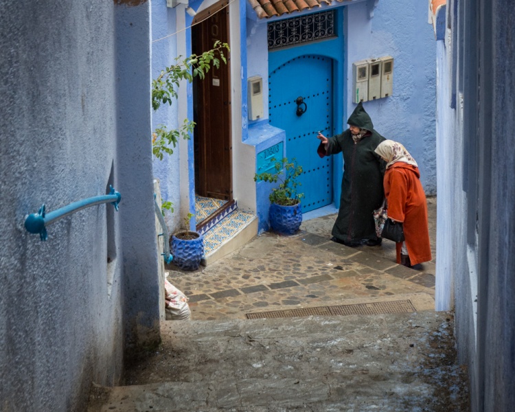 chefchaouen-morocco-man-providing-assistance-750x600