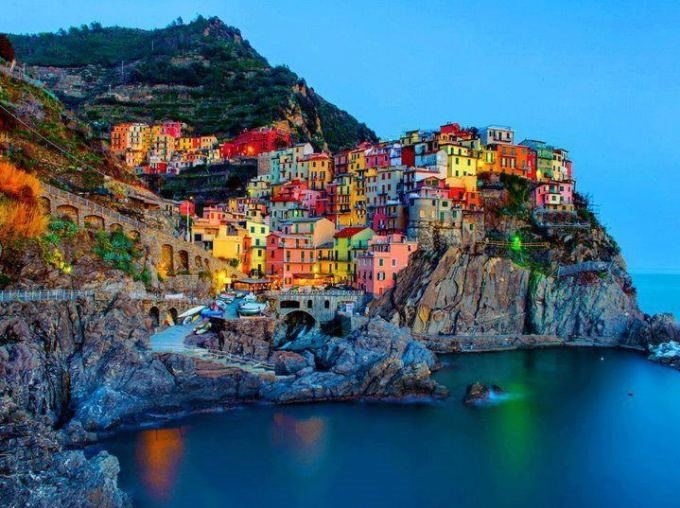 Cinque Terre- được biết đến là ngôi làng nhiều màu sắc nhất thế giới như những bức tranh sơn dầu nằm chênh vênh trên vách đá hiểm trở dọc bờ biển Linguria, phía Tây Bắc Italy. “Cinque Terre” có nghĩa là “5 vùng đất” theo tiếng Ý