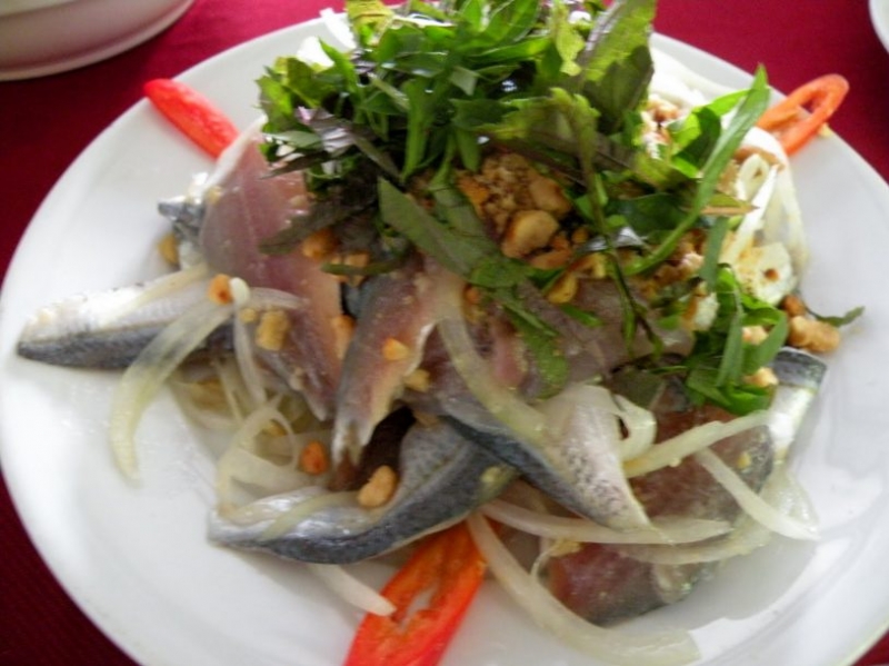 Nham cá được ăn kèm cùng nước tương làm dậy lên mùi vị món ăn