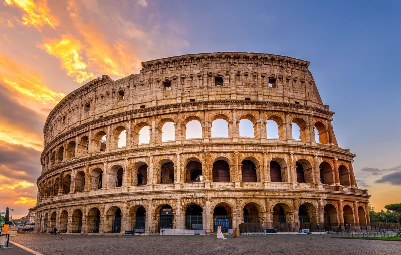 Đấu trường La Mã hay còn gọi là Colosseum, nơi đấu trường ở thành phố Roma, với sức chứa là 50,000 khán giả. Nơi này được sử dụng cho các võ sỹ giác đấu và nô lệ có nguồn gốc tù binh chiến tranh thi đấu để trình diện cho công chúng.