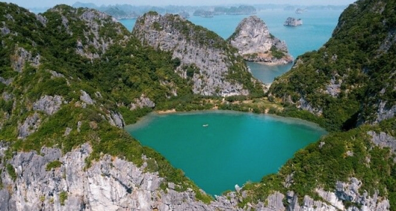 Hồ nước thiên nhiên khổng lồ nằm giữa đảo mang một vẻ đẹp mà không nơi nào có được (Nguồn ảnh: ST)