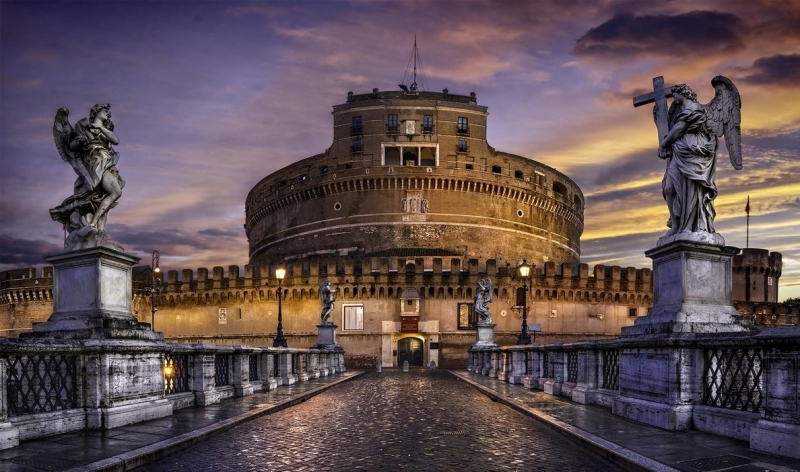 Lâu đài Sant’angelo nằm trên bờ sông Tiber và gần Vatican. Kiến trúc lâu đài gồm nhiều hình trụ chồng chéo, bao quanh bởi một mặt tiền tròn và đứng đầu với một xe ngựa bằng đồng gồm các hoàng đế ăn mặc như thần mặt trời, bên trong xây dựng đoạn đường xoắn ốc dẫn lối xuống ngôi mộ.