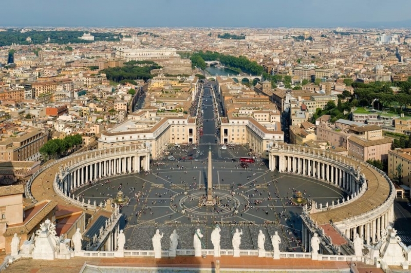 Quảng trường Thánh Peter nằm trong thành phố Vatican mặt phía trước Vương cung thánh đường Thánh Peter. Quảng trường khá rộng và là một kiệt tác về sự cân bằng, nơi tạo ra cảm giác tôn nghiêm và bình an trong tinh thần.