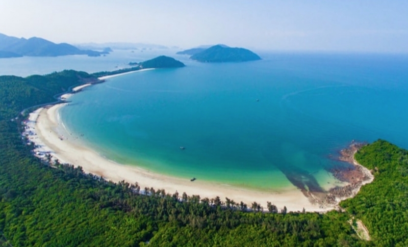 Minh Châu - Bãi biển đẹp nhất đảo Quan Lạn với những bãi cắt trắng tinh trải dài hàng chục km (Nguồn ảnh: ST)