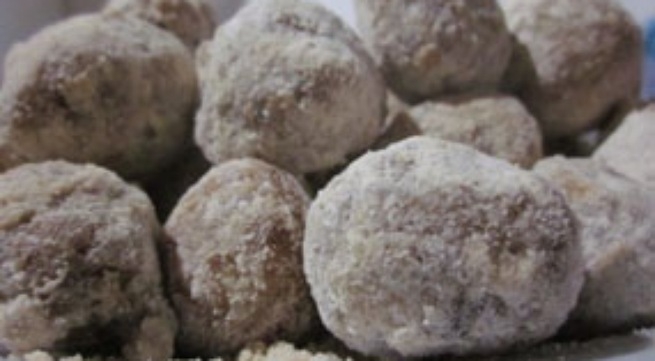 Bánh hút có ý nghĩa luôn bao bọc che chở nhau như vỏ bánh, tuy mỏng nhưng không bao giờ để chảy mật ra ngoài