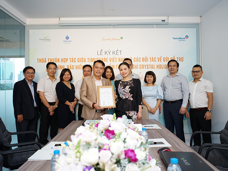 Bà Trần Thị Nguyệt Nga - TGĐ Timeshare Việt Nam và Đại diện Công ty Cổ phần Công nghệ CTS - bắt tay mở rộng hợp tác