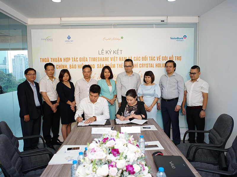 Bà Trần Thị Nguyệt Nga - TGĐ Timeshare Việt Nam và Đại diện Công ty Bảo hiểm Vietinbank Chi nhánh Đông Đô, ông Ma Kiên Nghị ký kết hợp tác gói bảo hiểm Thẻ Crystal Holidays