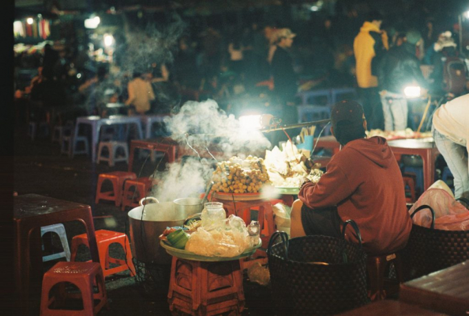 Hồng giòn có ở khắp từ các chợ lớn nhỏ đến gánh hàng rong
