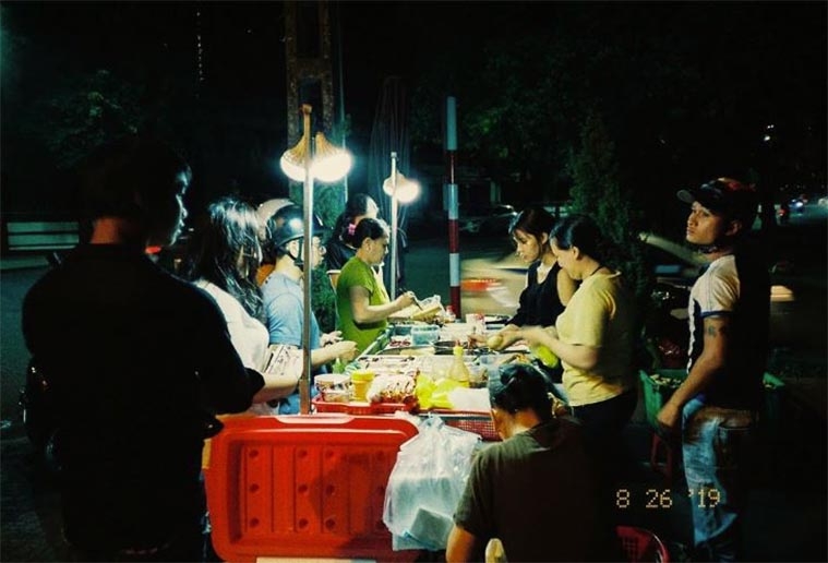 Không khí Huế về đêm bên quán mì quen thuộc