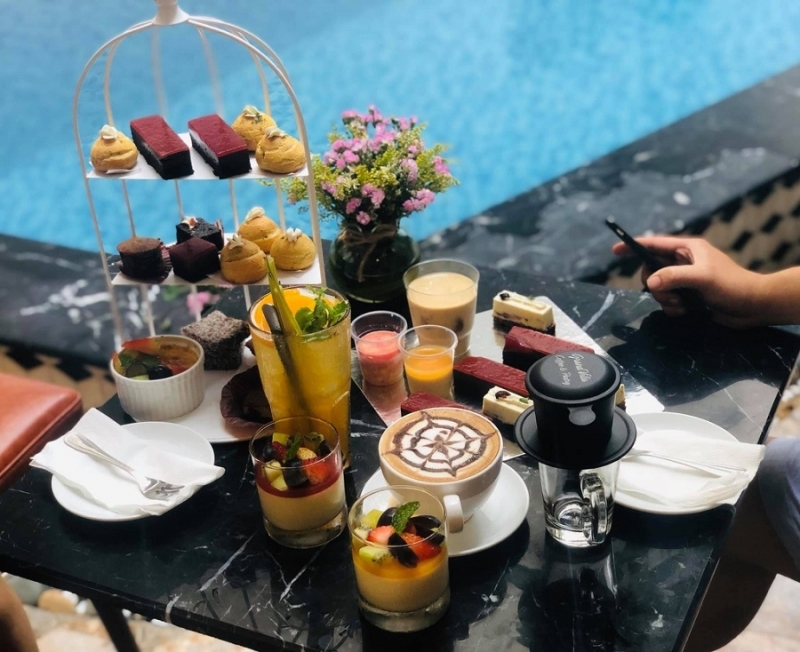 Cùng bạn bè thưởng thức trà bánh tại cafe view đẹp ở Vũng Tàu Grand Villa Bakery & Coffee