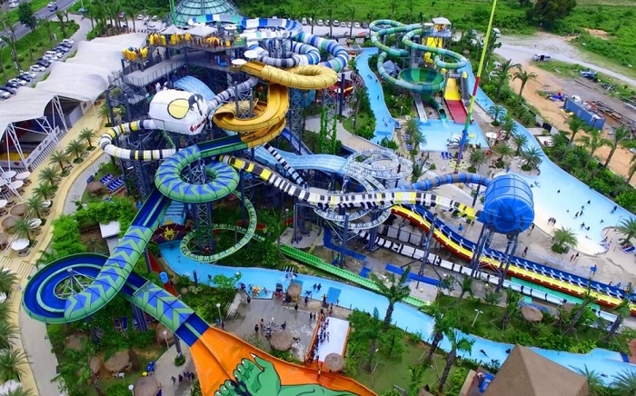 Nơi đây được ví như một khu resort rộng lớn với nhiều trò chơi từ cảm giác mạnh đến những trò chơi êm nhẹ để đáp ứng đầy đủ cho mọi lứa tuổi khác nhau như vòng quay khổng lồ, tàu điện trên không, trượt ống nước, đu cáp treo…