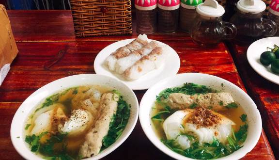 Bánh cuốn Cao Bằng được ăn cùng nước canh xương