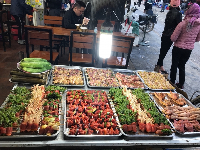 Các quán nướng trong thị trấn đều có các món nướng này