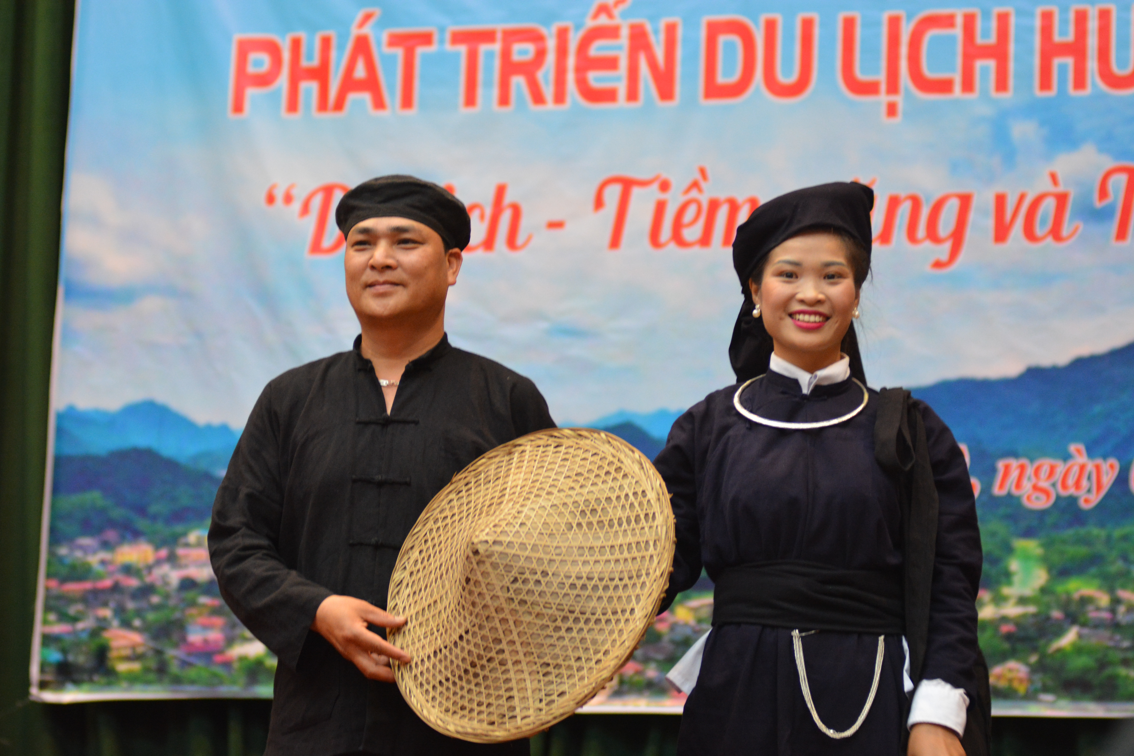 Tiết mục trình diễn trang phục của người dân tộc thiểu số ở huyện Na Rì (Ảnh: Tuấn Nam)