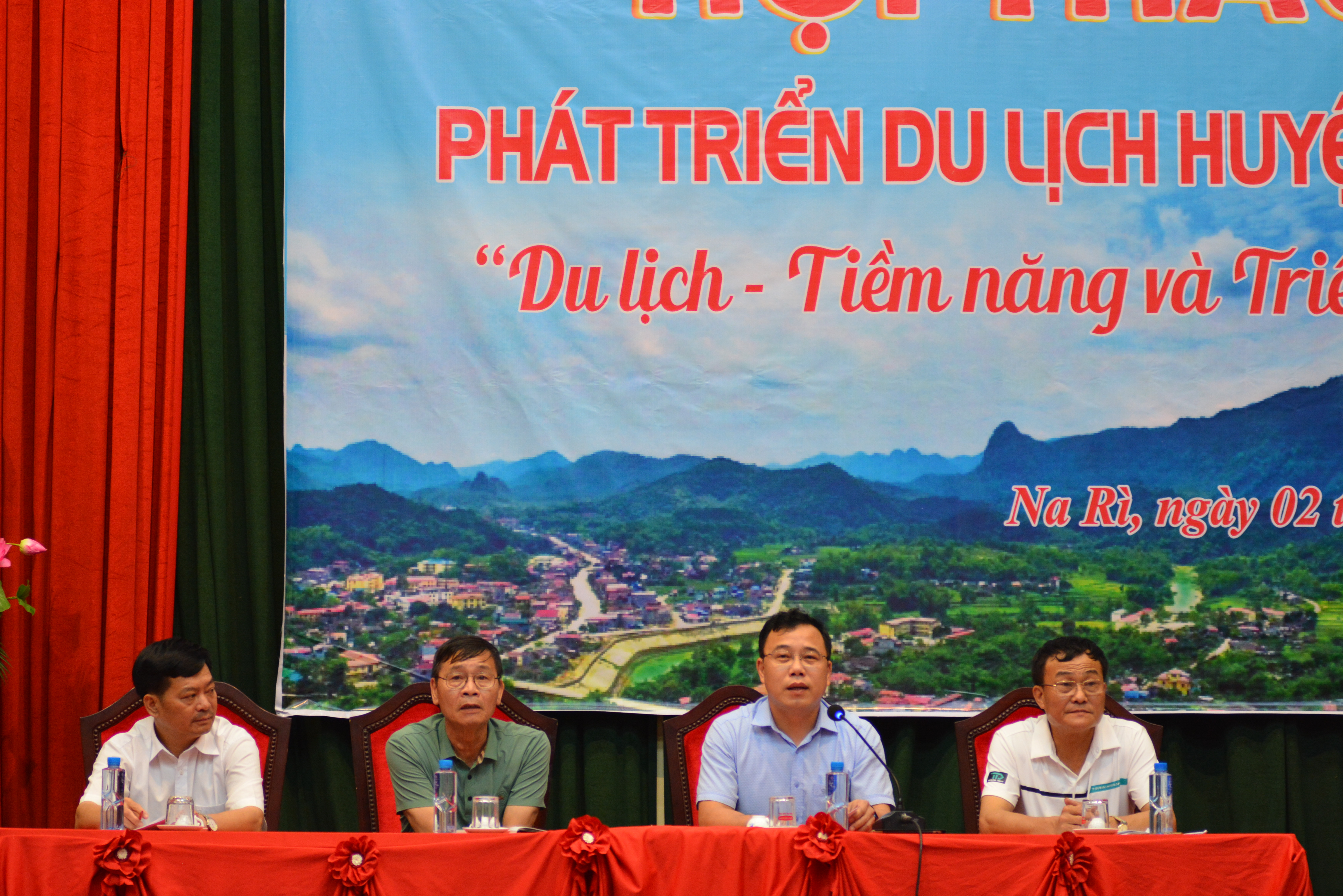 Các vị lãnh đạo huyện Na Rì và Sở Văn hoá, Thể thao và Du lịch Bắc Kạn điều hành buổi hội thảo (Ảnh: Tuấn Nam)
