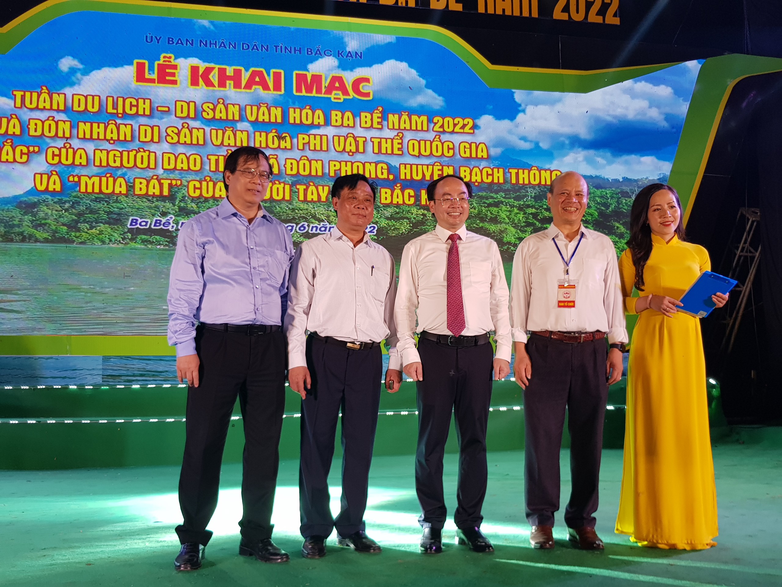 Các đại biểu tham dự Lễ khai mạc chụp ảnh lưu niệm cùng Chủ tịch UBND tỉnh Bắc Kạn Nguyễn Đăng Bình (Ảnh: Tuấn Nam)