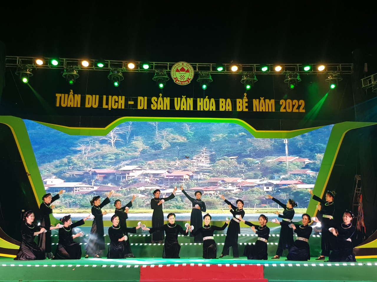 Tiết mục văn nghệ “Múa bát” của người Tày Bắc Kạn (Ảnh: Tuấn Nam)