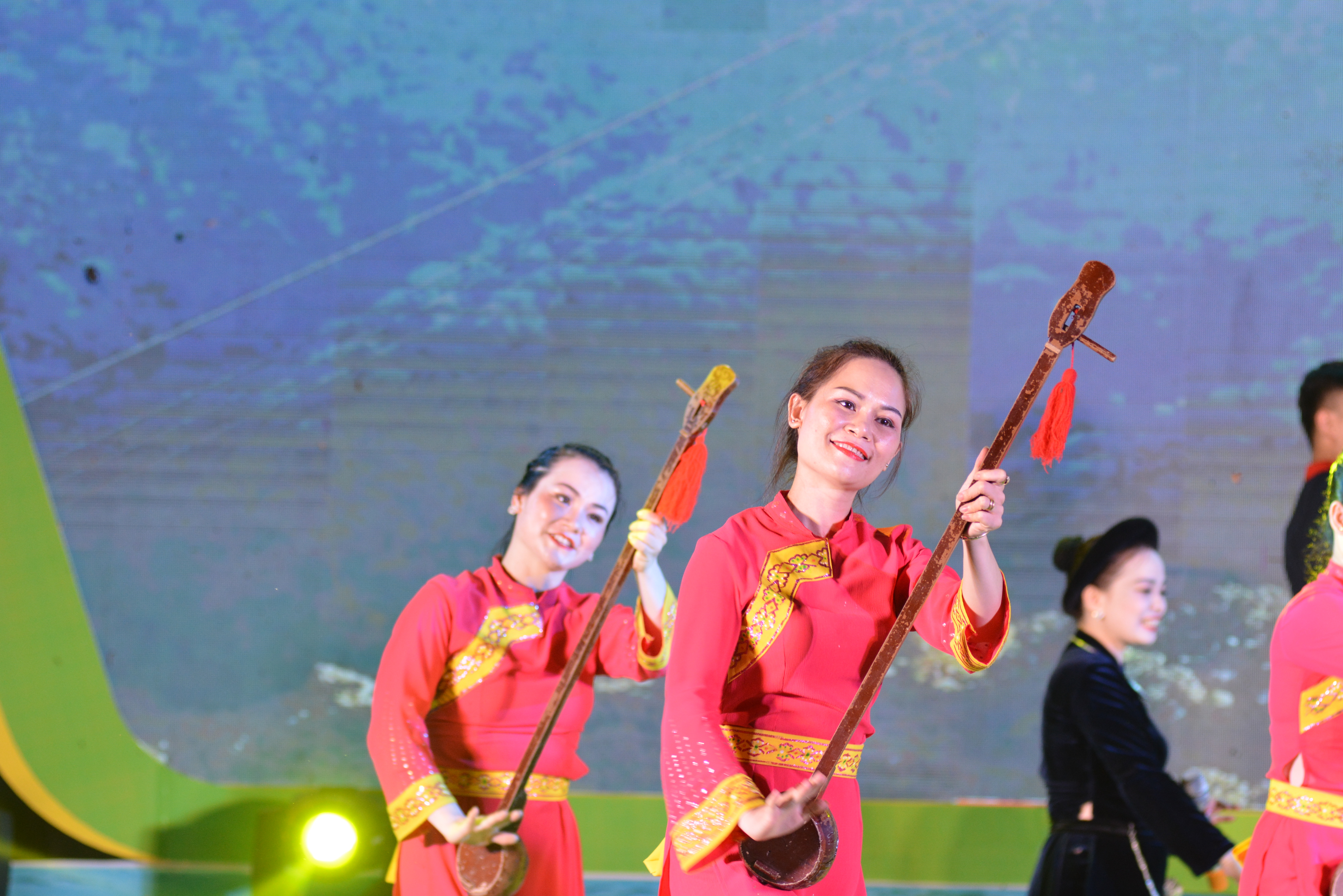 Tiết mục biểu diễn văn nghệ với đàn tính tại lễ khai mạc (Ảnh: Tuấn Nam)