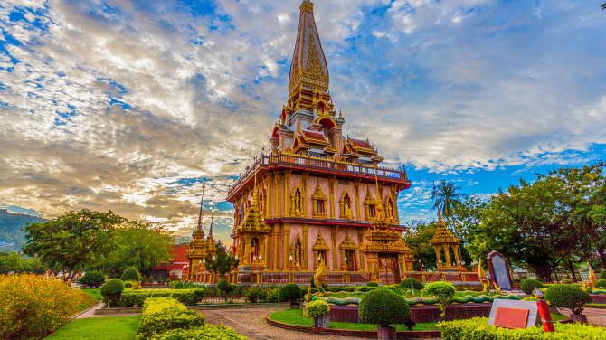 Trên hòn đảo Phuket xinh đẹp này, có gần 40 ngôi chùa Phật giáo khác nhau. Nhiều ngôi chùa trong số này đã có lịch sử đến hơn cả trăm năm. Những ngôi chùa này đều được thiết kế công phu, đậm chất kiến trúc Thái Lan với mái chóp nhọn và các chi tiết mạ vàng cùng những tượng Phật vàng từ bi phổ độ. Việc ghé thăm những ngôi chùa linh thiêng này sẽ giúp bạn cảm nhận được sự bình yên trong tâm hồn. Từ đó, chuyến nghỉ dưỡng của bạn sẽ càng trở nên trọn vẹn và có ý nghĩa hơn.