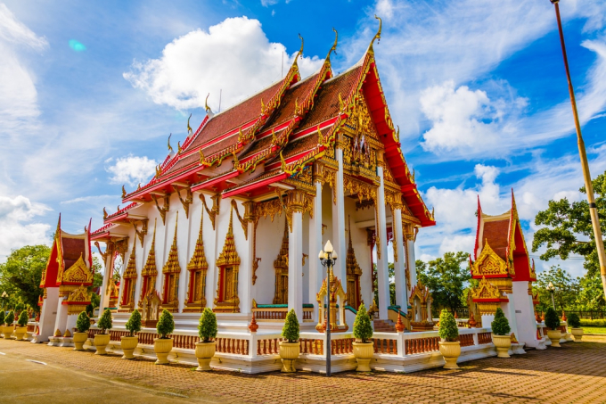 Wat Chalong: là ngôi chùa Phật giáo quan trọng nhất của Phuket, được người Thái vô cùng tôn kính và tin rằng đây là vùng đất có khả năng chữa trị bênh tật
