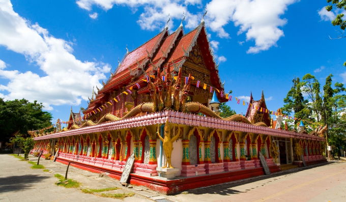 Wat Phra Tong: ngôi đền quan trọng thứ hai ở Phuket. Sự nổi tiếng của nó bắt nguồn từ một bức tượng kỳ diệu của Đức Phật (Phra Tong có nghĩa là “Phật vàng”