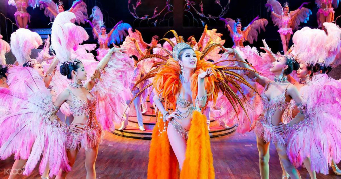 Simon Cabaret Show: Show biểu diễn của các nghệ sỹ chuyển giới mang đến những màn biểu diễn hoành tráng từ trang phục, âm thanh ánh sáng, đưa các bạn đi 1 vòng thế giới qua các nước như Việt Nam, Trung Quốc, Hàn, Ấn, Pháp bằng các tiết mục được dàn dựng công phu. Nhiều tour du lịch Thái Lan của các công ty lữ hành sẽ tặng bạn một vé đến xem các show này, hãy tìm hiểu trước để không phải lo bỏ sót trải nghiệm này.