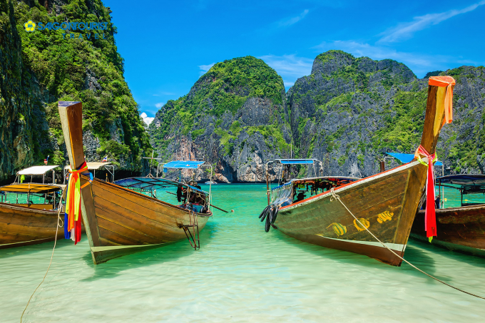 Vịnh Phang Nga nằm cách hòn đảo Phuket 25km về phía Tây Bắc, đây là một trong những vịnh biển đẹp nhất tại Thái Lan với quần thể các hòn đảo, vách đá vôi kỳ vĩ sừng sững ngoài biển mặc gió mưa năm tháng. Trung bình một chuyến du thuyền trên vịnh Phang Nga sẽ có giá từ 2.000.000 đồng, tùy vào loại tàu cũng như dịch vụ của nhiều hãng tàu khác nhau. Ngoài ra, du khách cũng có thể chọn ngắm cảnh vịnh Phang Nga bằng tàu cao tốc thay vì du thuyền. Chi phí cho các tour tàu cao tốc cũng rẻ hơn, rơi vào tầm 1.300.000đ/ người.