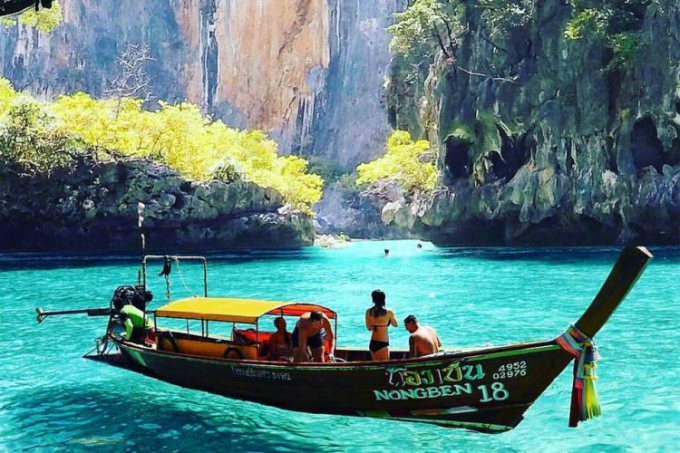 Khi tới thăm vịnh Phang Nga, trải nghiệm du thuyền trên vịnh cũng là một trong những hoạt động được khách du lịch ưa thích. Trên những con tàu giả cổ với cánh buồm đỏ thắm, bạn sẽ được tham quan nhiều địa danh du lịch nổi tiếng trong vùng khác như đảo James Bond nơi từng là trường quay phim điệp viên 007, đồng bằng Mangrove, các hang và vách núi đá vôi tự nhiên huyền bí...