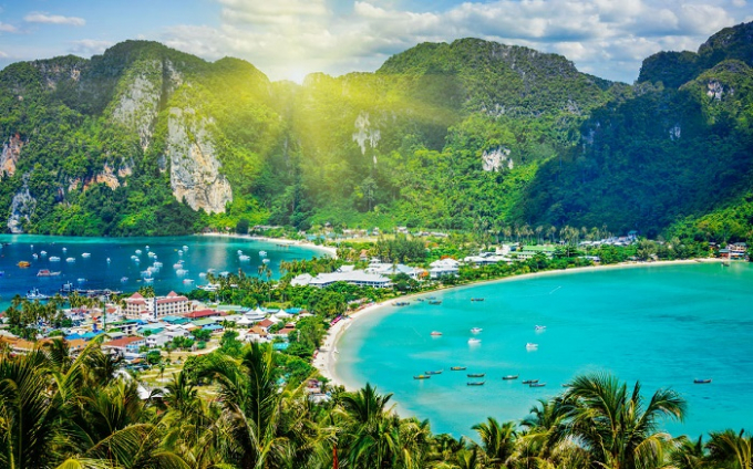 Du lịch Phuket - Thái Lan trở thành tên tuổi nổi tiếng nhiều năm trở lại đây, chính nhờ nguồn tài nguyên thiên nhiên phong phú với những bờ biển xinh đẹp. Cụ thể, dọc theo bờ của hòn đảo chỉ rộng 540 km vuông này là gần 30 bãi biển xanh cát trắng trong vắt gần như thấy đáy.