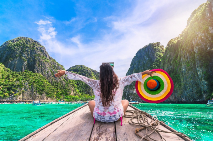 Hầu hết các bãi biển ở Phuket vẫn còn khá hoang sơ chứ không nhộn nhịp du khách hay tập trung dày đặc các công trình kinh doanh du lịch ở xung quanh. Đây chính là địa điểm thích hợp để bạn dành nhiều thời gian thư giãn và tận hưởng sự bình yên trong chuyến đi của mình.