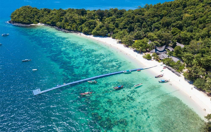 Những bãi tắm nổi tiếng tập trung đông khách khi du lịch Phuket đó là: Laem Singh, Laguna hay Kata...Hoặc với những bạn muốn tận hưởng khoảng thời gian thư giãn tự do ở nơi phong cảnh hữu hình, thanh bình, yên ả, cũng có thể ghé thăm các biển như: Patong, Kata Noi hay Bang Tao...