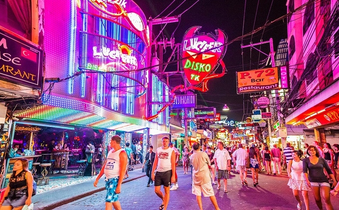 Khu vui chơi giải trí của Phuket này cực nổi tiếng với khá nhiều bar, club, nhà hàng, người cũng cực kỳ tấp nập