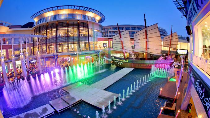 Bạn sẽ quên lối về tại khu shopping mall bự chà bá Jungceylon Shopping Centre với mô hình thuyền buồm tỷ lệ như thật siêu hoành tráng ở trước cửa