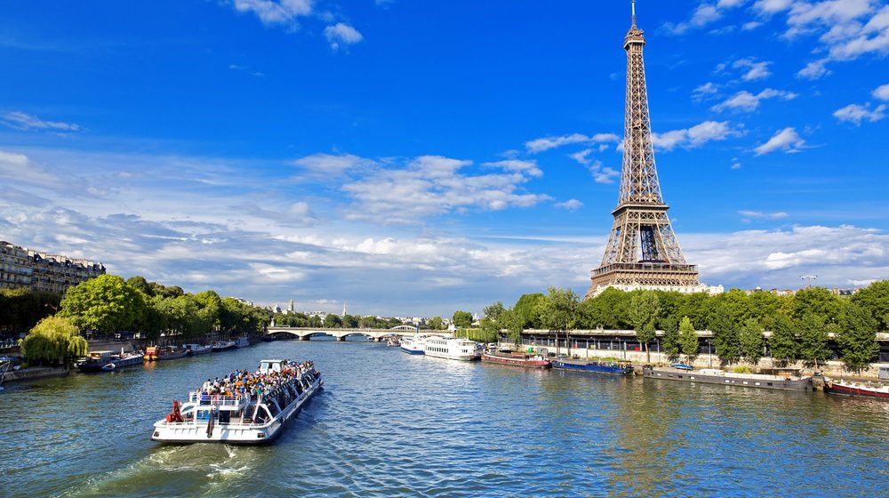 Tham quan bằng thuyền trên sông Seine khi du lịch Paris