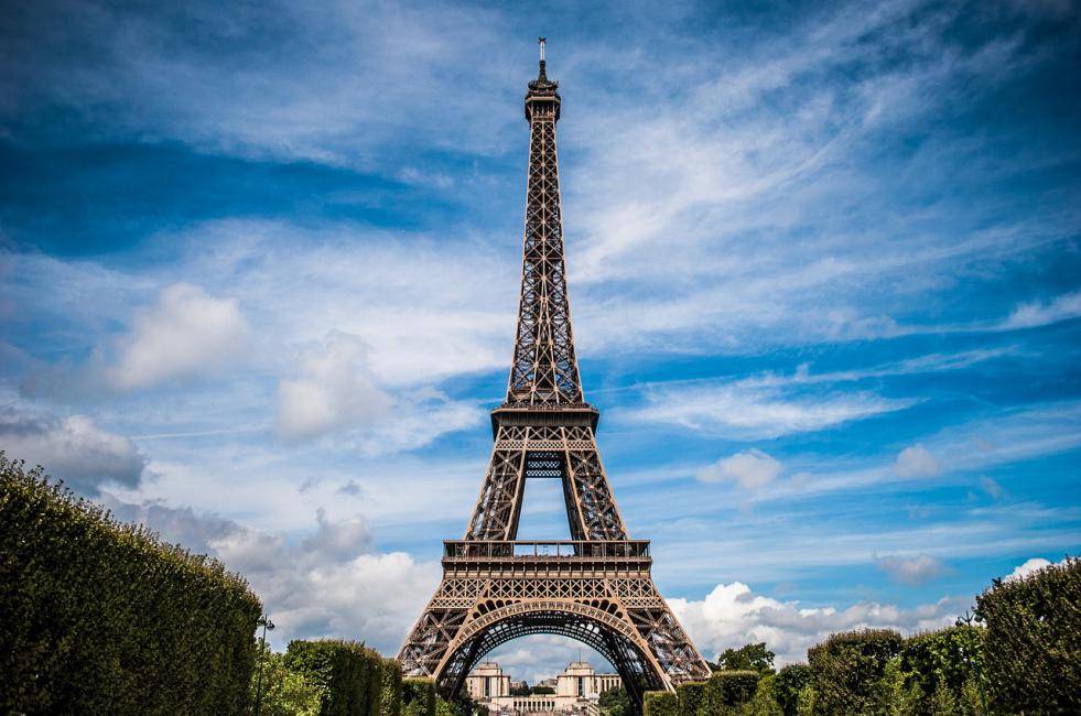 Một buổi dã ngoại dưới tháp Eiffel khi đến du lịch Paris