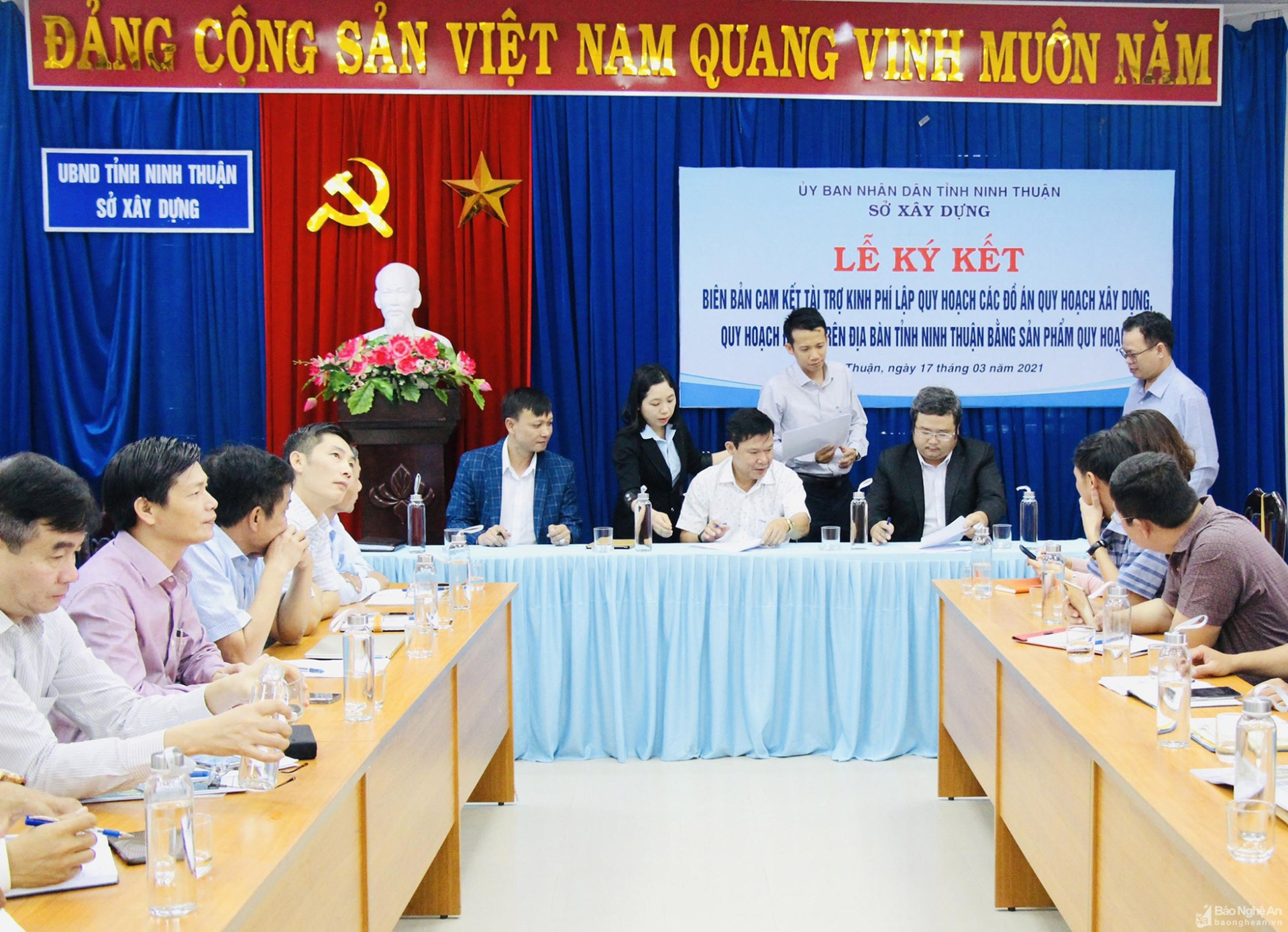 Ông Lê Phạm Quốc Vinh - Giám đốc sở Xây dựng Ninh Thuận (ngồi giữa) và đại diện Tập đoàn Crystal Bay, đại diệp Tập đoàn NDA ký cam kết tài trợ