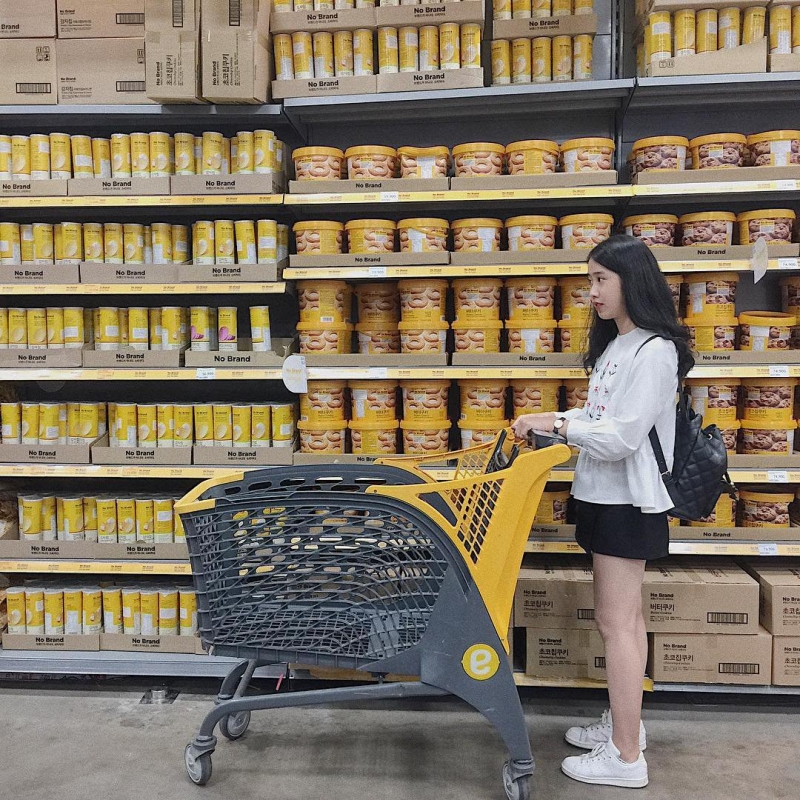Thỏa sức đi mua sắm nhưng vẫn không quên chụp hình