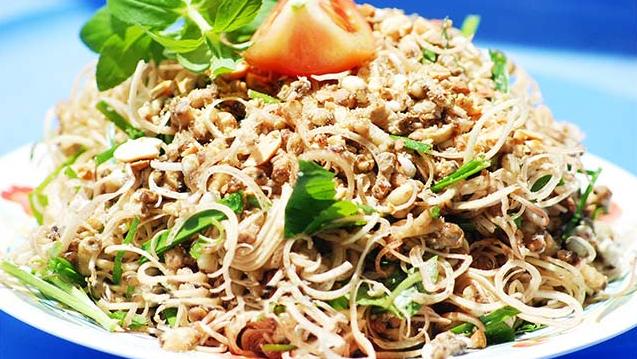 Gỏi nhộng ong món ăn vừa lạ vừa độc đáo