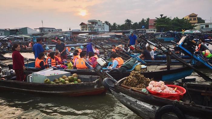 Chợ nổi Cà Mau là địa điểm du lịch Cà Mau được nhiều du khách yêu thích