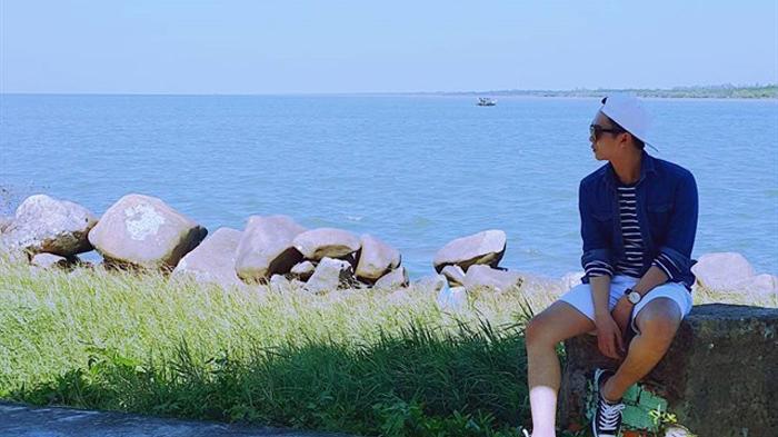 Hòn Đá Bạc nằm ở xóm Kinh Hòn, xã Khánh Bình Tây, huyện Trần Văn Thời, tỉnh Cà Mau